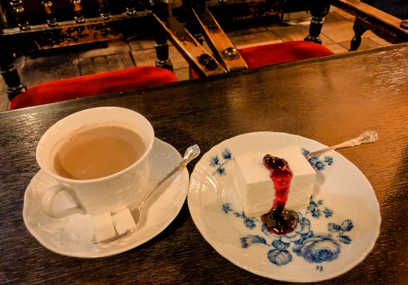 フランソア喫茶室のミルクティーとケーキ