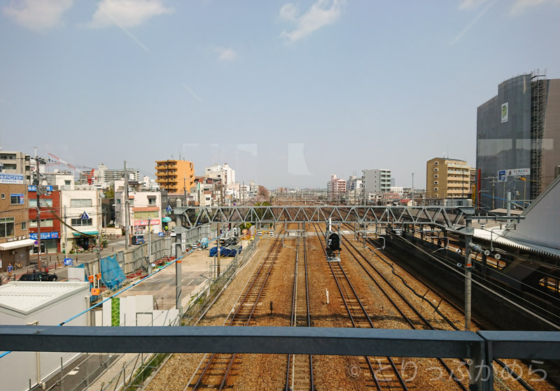 橋の上から見る東淀川駅の線路