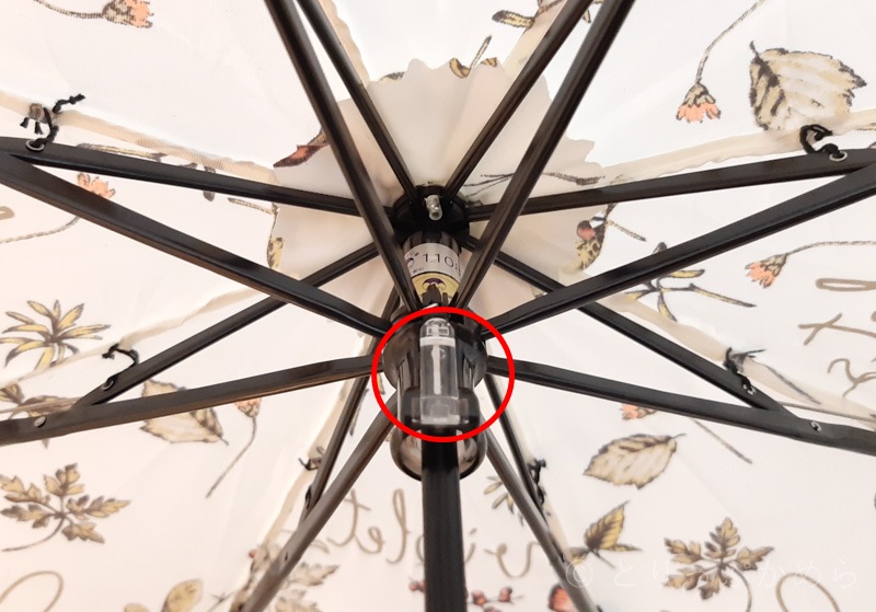 ジルスチュアートのボタニカル柄の折りたたみ傘のプッシュボタン